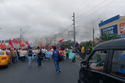 Un grupo de maestros marchan y queman llantas en la vía Durán-Puntilla, exigen la vigencia de Ley de Educación reformada.