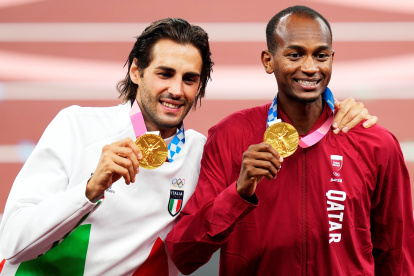 El catarí Mutaz Essa Barshim (d) y el italiano Gianmarco Tamberi (i) lucen su doble oro en las pistas de Tokio.