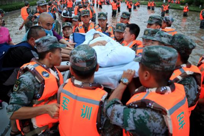 Rescatistas trabajan arduamente en la evacuación de damnificados.