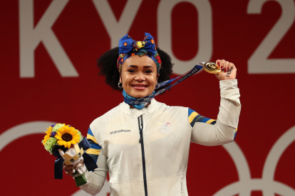 Neisi Dajomes durante su proclamación como ganadora en los 76 kilógramos de la halterofilia.