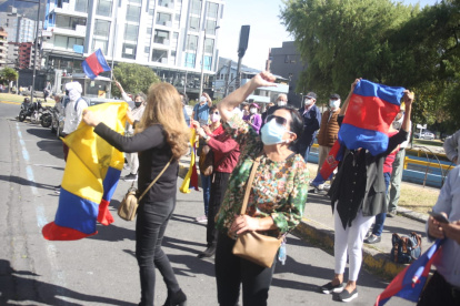 Plantón. Ciudadanos llegaron a los exteriores de la Corte de Pichincha a rechazar la actuación de dos judiciales.