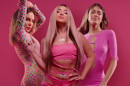 Lola Índigo junto a Belinda y Tini.