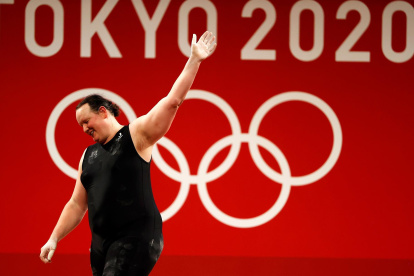 Laurel Hubbard no logró pasar del arranque en halterofilia.