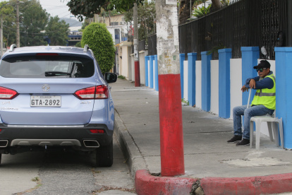 Los residentes de la ciudadela Bolivariana se han visto obligados a contratar a cuidadores de carros, con el fin de evitar el robo de los vehículos o de sus accesorios.