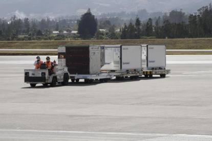 Un nuevo lote de antídotos contra la covid llegó esta mañana al aeropuerto de Quito