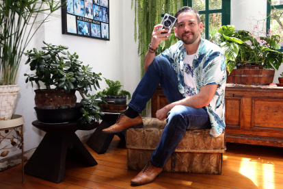 Leonardo Ampuero, fotógrafo guayaquileño, desde la ciudad de Quito.