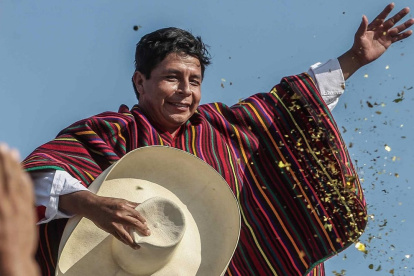El docente, sindicalista y ahora presidente del Perú está causando malestar en la oposición con sus primeras acciones.