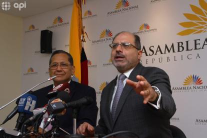 El legislador Kronfle (d) junto a su par Almeida en la presentación del proyecto de ley.