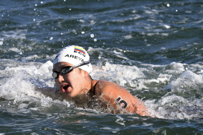 La ecuatoriana Samantha Arévalo participa en la prueba de 10 km en aguas abiertas.