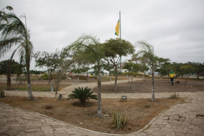 No hay ya césped y las palmeras se han caído. Asimismo el piso está roto, en algunos tramos ya hay huecos.