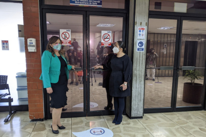 Brith Vaca, alcaldesa, y Mónica Saldoval, concejala, intentan abrir la puerta de la sala de sesiones.