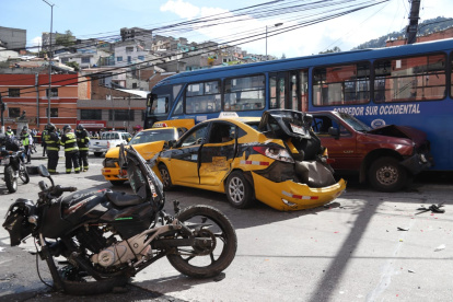 Entre los afectados, además de los vehículos, se encuentra una motocicleta. Los heridos fueron llevados a casa de salud.