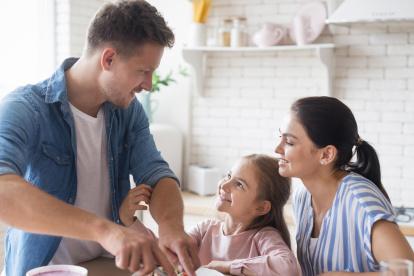 Los padres son los responsables de enseñar a los niños a tener una buena alimentación.