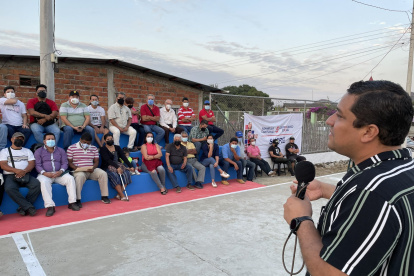 Militantes de Compromiso Social en Sucre, provincia de Manabí, participan de una asamblea de cara a la convención.