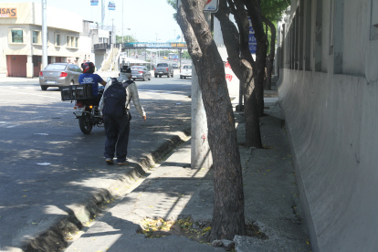 Debido a que las aceras son angostas, a los peatones no les queda más remedio que caminar sobre la acera.