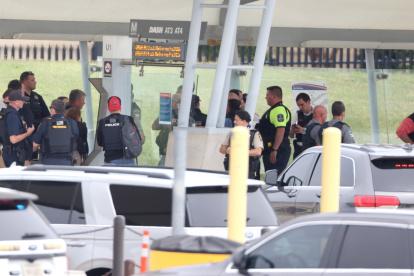 Vista de autoridades realizando labores de seguridad en inmediaciones de las oficinas del Pentágono, en Arlington.