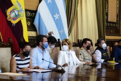 Autoridades de Guayaquil en rueda de prensa.