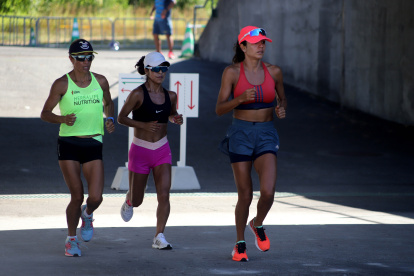 Fotografía cedida este miércoles por el Comité Olímpico Ecuatoriano que muestra a varios marchistas de la delegación de atletismo de Ecuador.