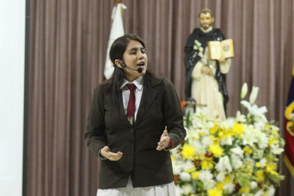 Una de las estudiantes participantes en el concurso en honor a Santo Domingo de Guzmán.