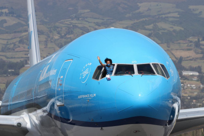 Neisi Dajomes saluda desde la ventana del avión a su llegada al país.