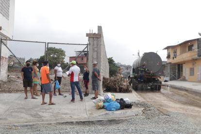 Vecinos de Colinas de la Alborada, a la espera de que un terreno se convierta en un lugar de utilidad.