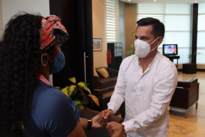 El campeón olímpico de marcha, Jefferson Pérez, dio la bienvenida a las campeonas en Tokio.