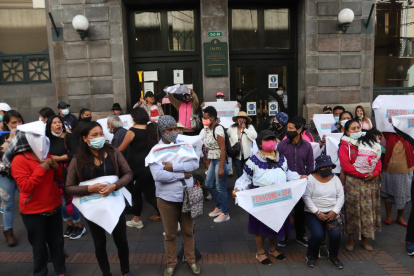 Acción. Decenas de vendedores autónomos portaban ayer pancartas y carteles de respaldo a la autoridad municipal. Acudieron con familiares y amigos a los exteriores del Cabildo.