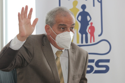 Andino es médico cirujano especialista en medicina interna y neurología. Máster en epidemiología, VIH/SIDA y un doctorado en Medicina Interna y Salud Pública.