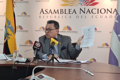 El legislador Vanegas muestra el informe de Contraloría sobre el contrato de Oro Negro con Petroecuador.
