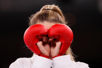 La ucraniana Anzhelika Terliuga celebra el pase a la final de Kumite femenino de 55kg en karate durante los Juegos Olímpicos de Tokio 2020.