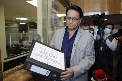 Trámite. Fernando Villavicencio entregó ayer los documentos con los que se sustentó el juicio político a Celi.