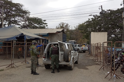 La policía ejecuta un operativo en la cárcel de Guayaquil.
