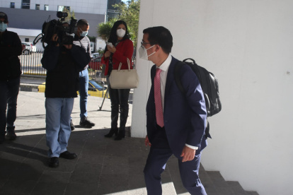 Diligencia. Pasadas las 08:00 de este viernes 6 de agosto llegaron a la Corte los defensores de los procesados.