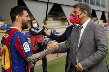 Joan Laporta (d) reconoció que no podía arriesgar el club por retener a Messi.