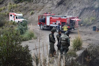 Actuación. Militares y representantes de entidades de la provincia durante la destrucción de los pertrechos.