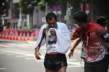 Claudio Villanueva, último en los 50 km de marcha, recibe elogios en Ecuador.