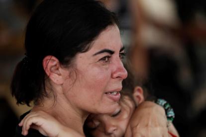 Yaliana García Ledesma, cubana de 33 años, carga a su hija Spiers Gabriela González García, de 4 años, hoy en el albergue de San Vicente, en Metetí (Panamá).