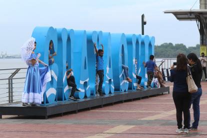 El Malecón Simón Bolívar recibe cada vez a más propios y turistas.