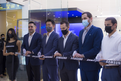 Jaime Simó, gerente de Marketing Samsung Ecuador; Mr. Thomas Park, Business Manager IM Samsung Ecuador; José Antonio Hidalgo, Gerente Comercial Alhambra Shopping; Ricardo Huerta, Gerente de Directa Credit; Luis Velasco, Gerente de Importaciones Alhambra Shopping.