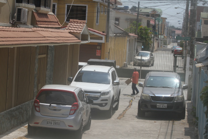 Los parqueaderos informales en las peatonales dificultan el libre caminar de las personas en la ciudadela Acuarela del Río.