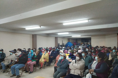 Explicaciones. Dirigentes de las comunidades indígenas organizaron reuniones y charlas para explicar a los miembros la importancia de la inoculación.