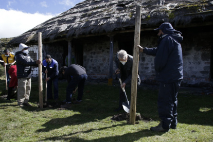 Acción. El embajador de Alemania, Philipp Schauer, coloca una estaca como inicio simbólico de la reparación.
