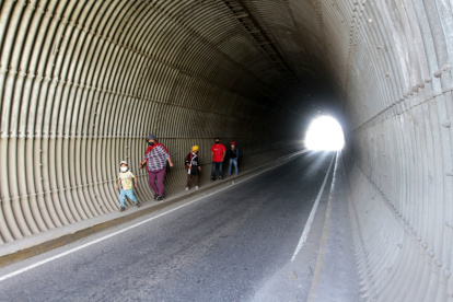 La Argelia. Para los moradores, el cruzar este túnel representa un peligro por los robos.