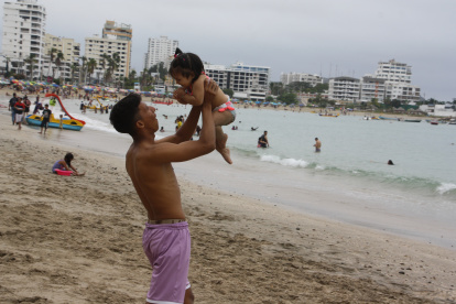 El cantón Salinas ya recibe a algunos turistas que, pese al frío, disfrutaron de la playa y su atractivo.
