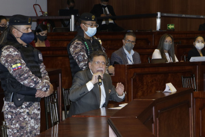 Escoltado por policías del GIR, el excontralor Pablo Celi acudió al llamado de la Comisión de Fiscalización. Ahora lo espera el Pleno.