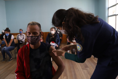 Quito. En el colegio Sebastián de Benalcázar solo se aplican segundas dosis de las vacunas contra la COVID-19.