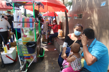 Escena. Michael Reyes está fuera del hospital Francisco Icaza, la rodean vendedores que gritan sus productos y hasta usan megáfono y ello no la deja conversar con un familiar.