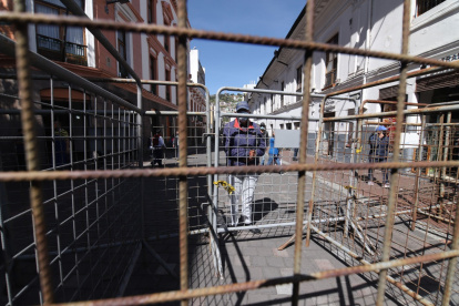 Impacto. Ciudadanos que acuden al sector para realizar trámites o de visita se encuentran con las vallas.