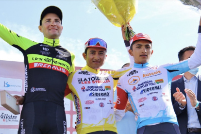 El ecuatoriano Alexander Cepeda (centro) celebra el primer título profesional que consigue en Europa.