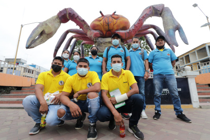 Sesión. A la inauguración de la fecha la acompañó una jornada en la que se resaltó la labor de los cangrejeros del golfo y de todo el país. Algunos posan en la foto.